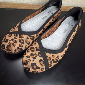 Women's Clarks Cloudsteppers-Carly Wish/Leopard Print Knit Ballet Flat-Size 6